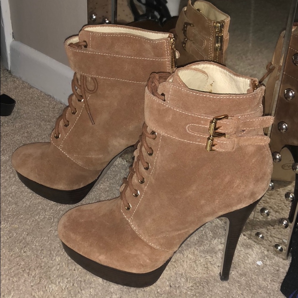⭐️Michael Kors camel heeled suede boot